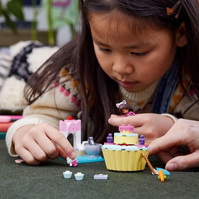 LEGO® Gabby's Dollhouse 10785 Horno de Pastelillo; pequeña Cocina de Juguete; Regalo para Fans de La Casa de Muñecas de Gabby; Juguete para niña a Partir de 4 años (58 Piezas)