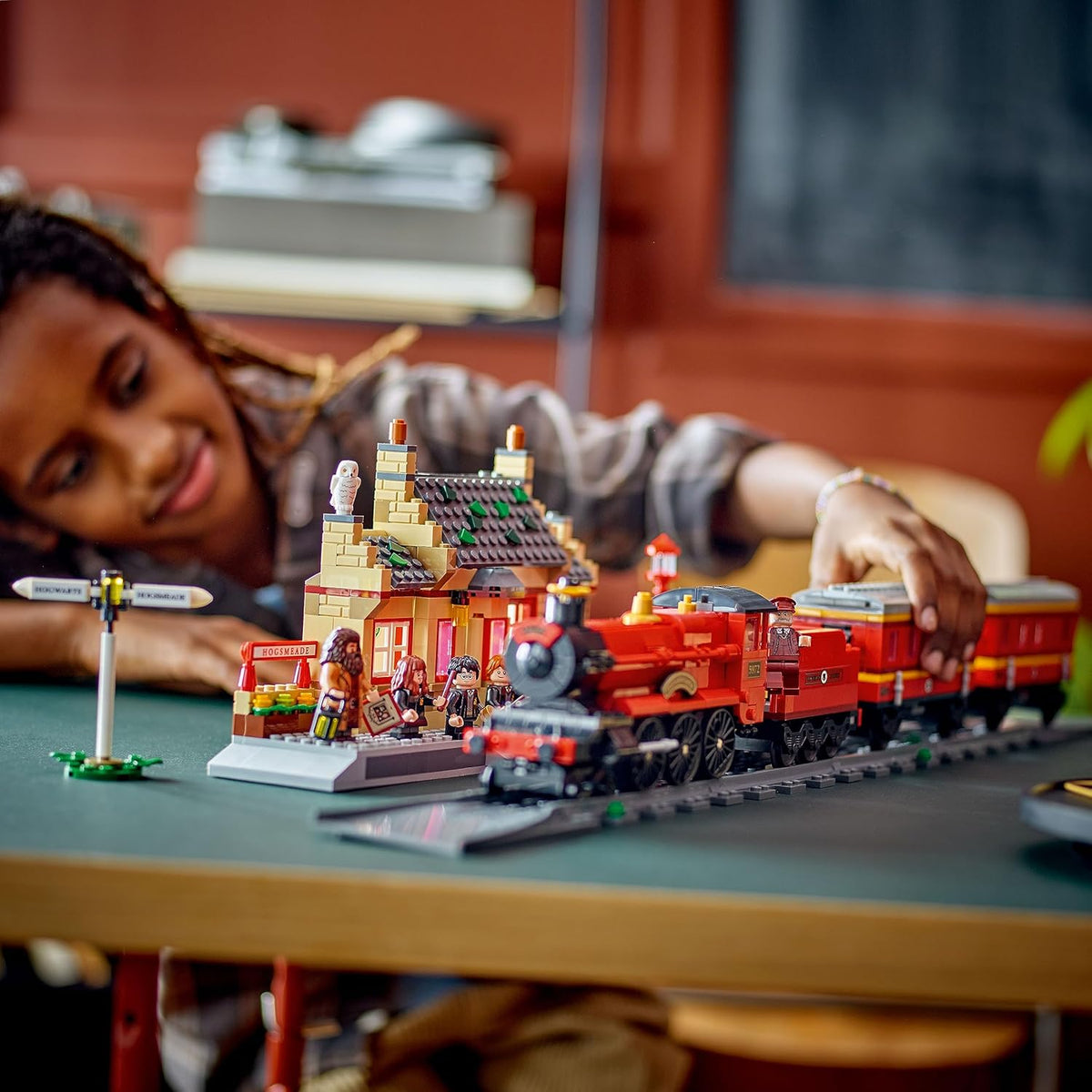 LEGO Set de Juguetes de construccion Harry Potter TM Expreso de Hogwarts y Estación de Hogsmeade™ 76423 (1,074 Piezas)